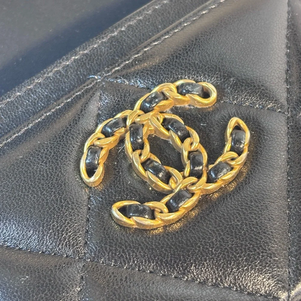 Amazing Chanel 19 Black Card Holder - Picture 2 of 13